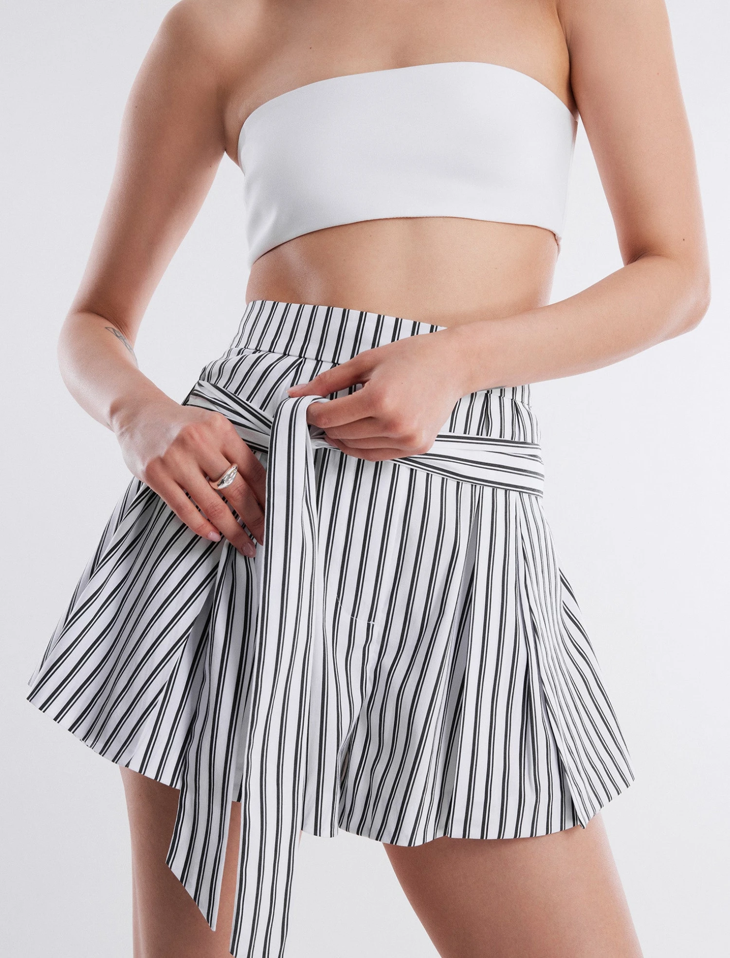 BCBGMAXAZRIA Meg Silky High-Waisted Short 6 BCBGMAXAZRIA Meg Silky High-Waisted Short - Image 6