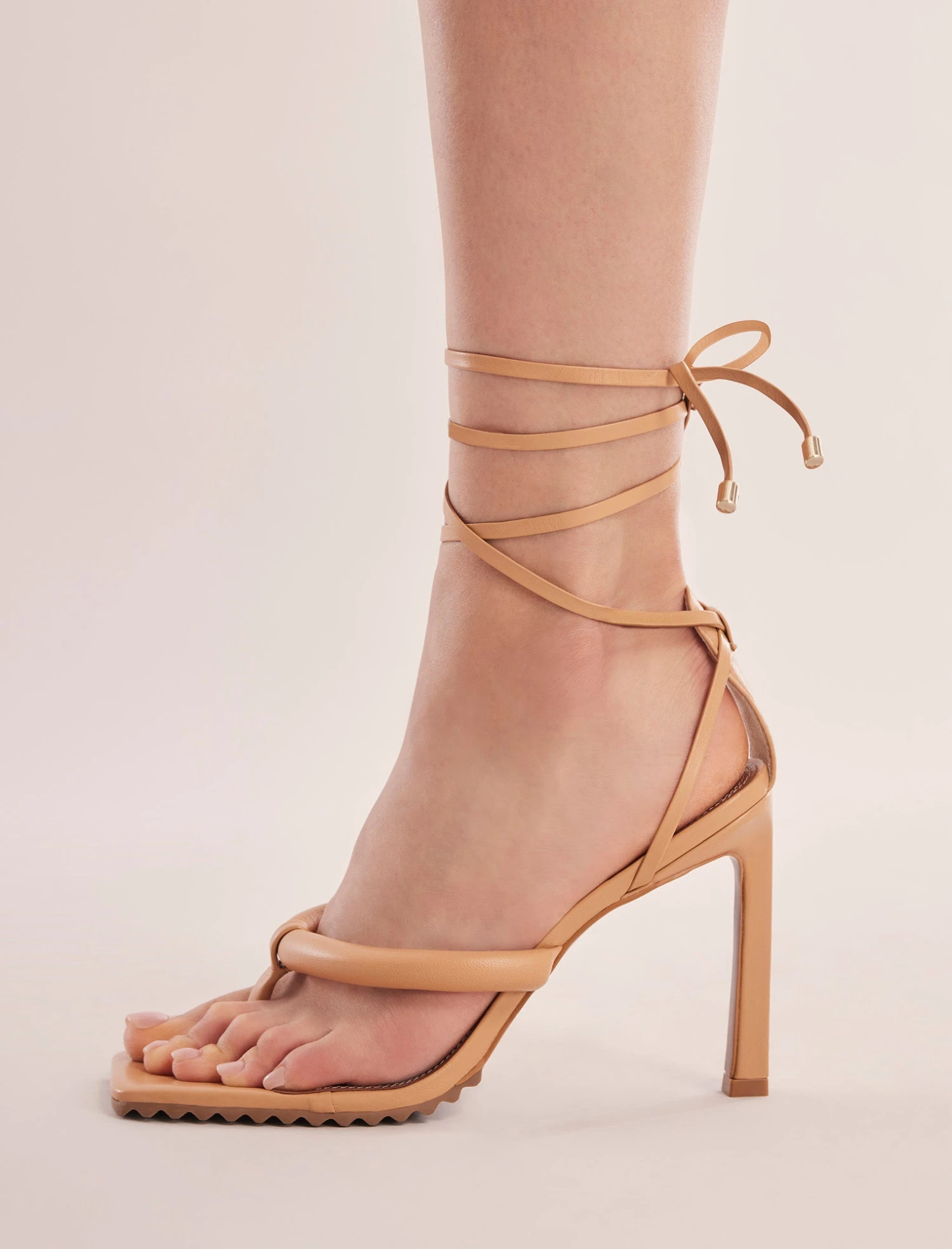 BCBGMAXAZRIA Pelia Thong Sandal Heel 5 BCBGMAXAZRIA Pelia Thong Sandal Heel - Image 5